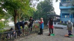 Awali Tahun Ajaran Baru, Guru SMP Muhammadiyah 12 Paciran Gelar Jumat Bersih dan Makan Bareng