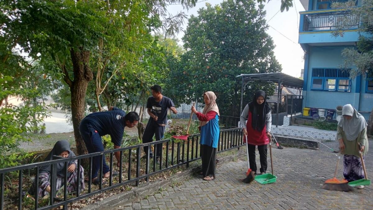 Awali Tahun Ajaran Baru, Guru SMP Muhammadiyah 12 Paciran Gelar Jumat Bersih dan Makan Bareng