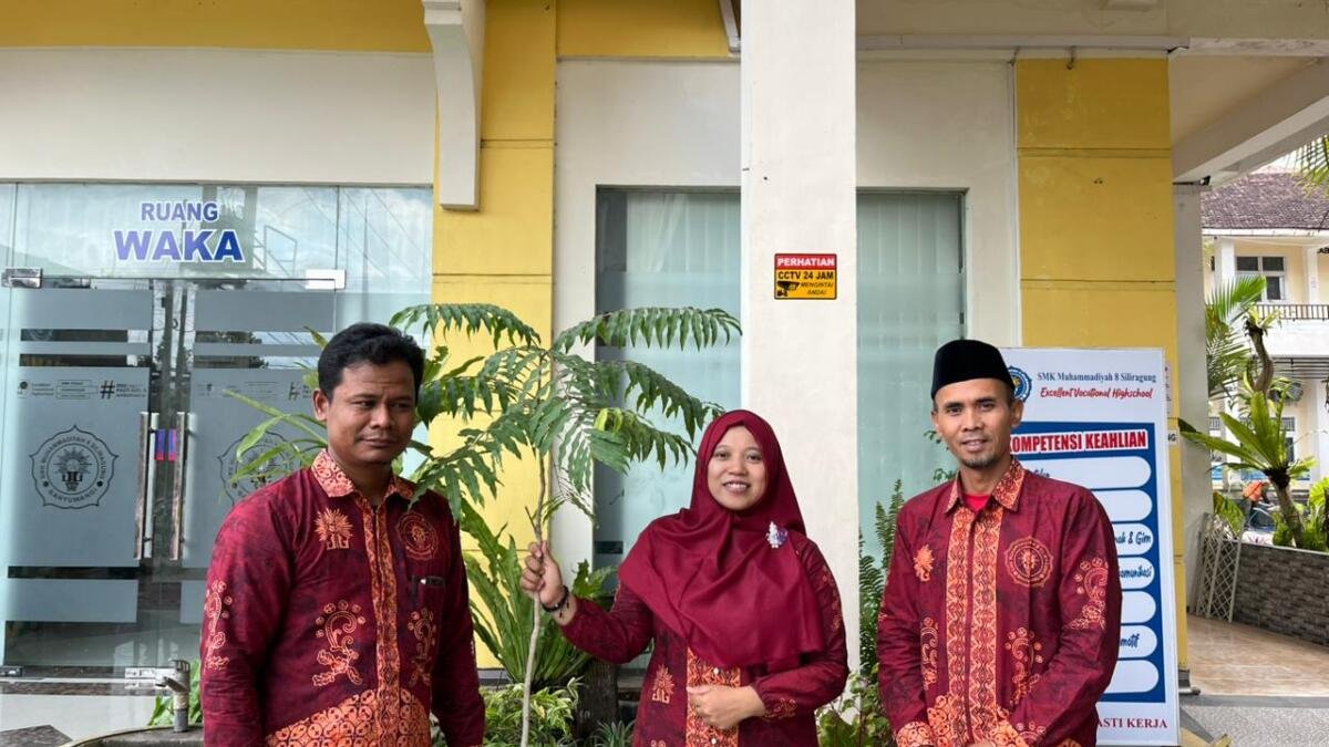 Cegah Loss of Biodiversity, SMK Muhammadiyah 8 Siliragung Tanam Lerak sebagai Investasi Ekologis