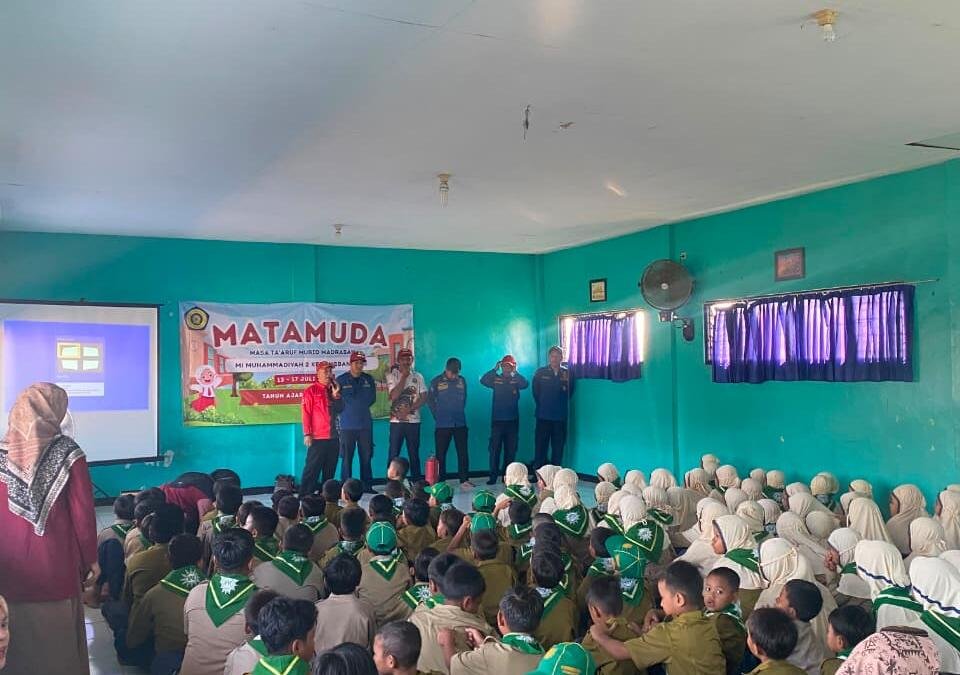 Damkar Bekali Siswa MI Muhammadiyah 2 Kedungbanteng Budaya Tanggap Bencana Sejak Dini