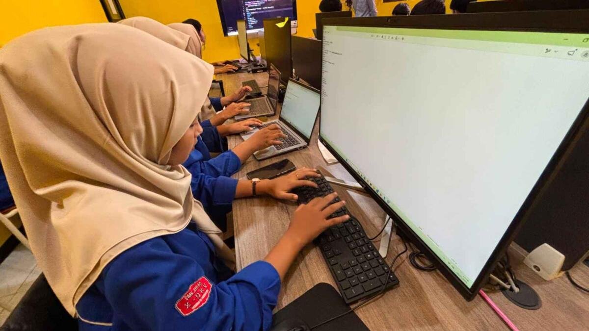 Dari Bangku Sekolah ke Bisnis, Siswa SMK Milan Belajar Bangun Website Usaha
