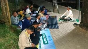 Dinginnya Malam Tak Surutkan Semangat Tahajud Peserta Perkemahan LKSA Tambaksari