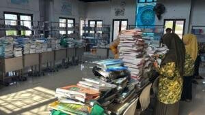 Dukung Prestasi Siswa, Perpustakaan SMP Muhammadiyah 1 Surabaya Distribusikan Buku Paket