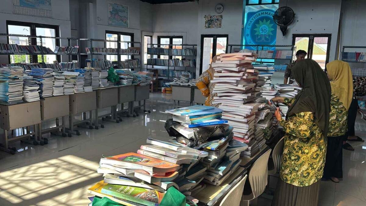 Dukung Prestasi Siswa, Perpustakaan SMP Muhammadiyah 1 Surabaya Distribusikan Buku Paket