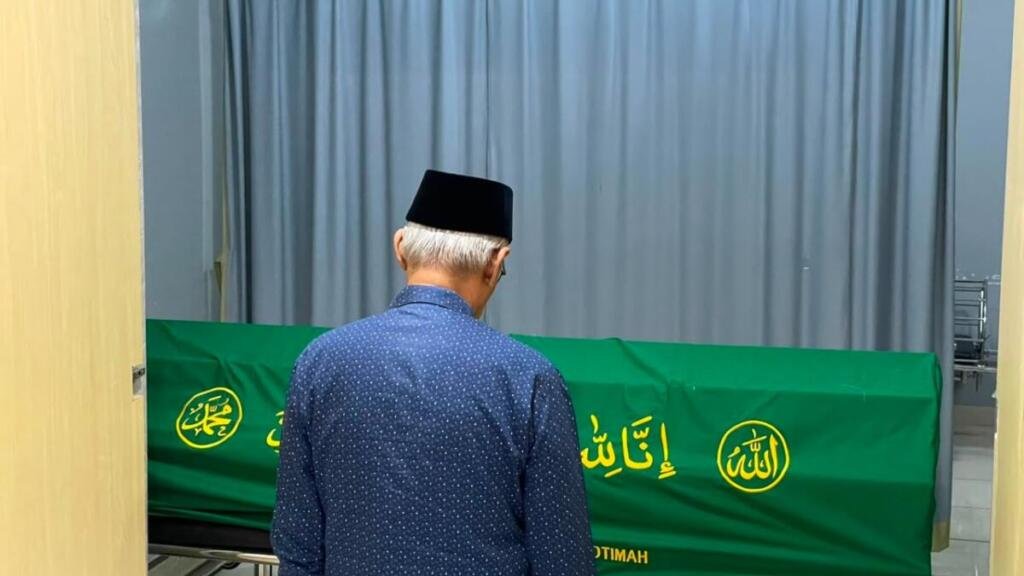 Haedar Nashir Pimpin Salat Jenazah Prof. Siti Chamamah Soeratno di RS PKU Muhammadiyah Gamping
