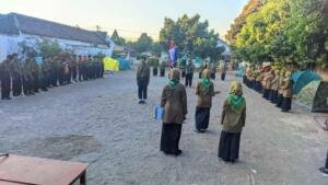 Kemahiran HW SMP Muhammadiyah 1 Pare Tanamkan Kemandirian dan Kenalkan Kepanduan kepada Siswa Baru