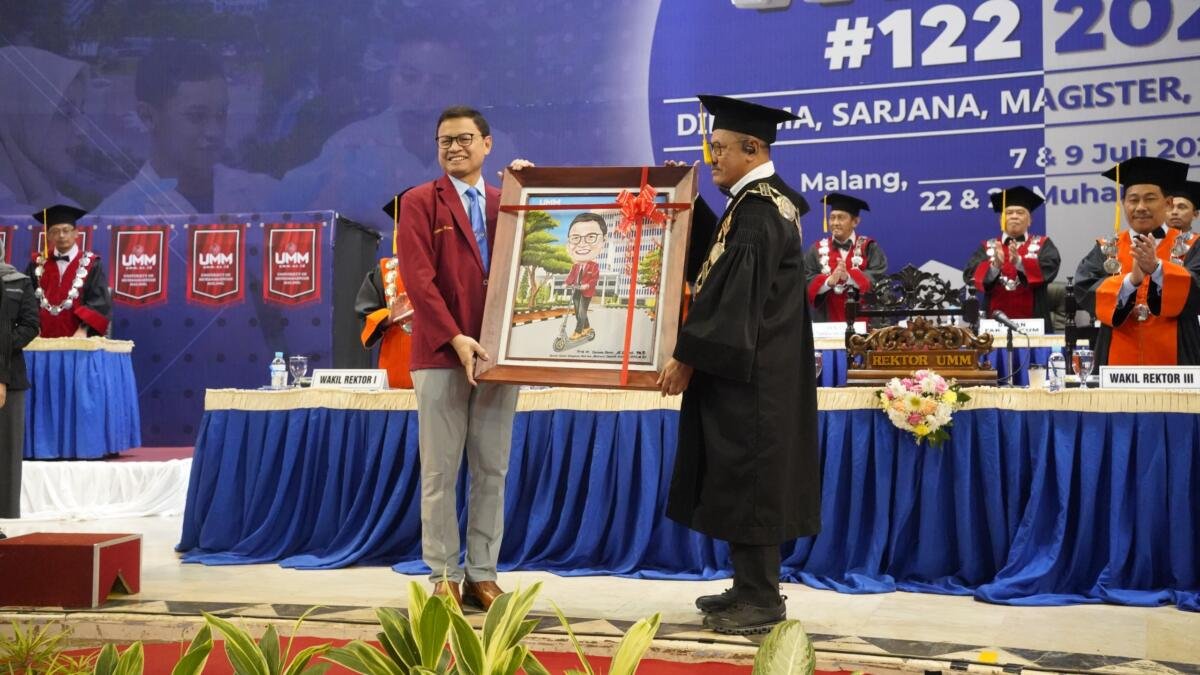 Kepala BPOM Ingatkan Wisudawan UMM: Jangan Sampai AI Mengendalikan Manusia