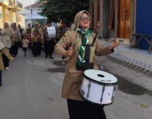 Kepala Madrasah Pimpin Kirab HW MI Munamlas Karangasem sebagai anggota Drum Band