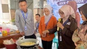 KKN P 72 Umsida Dampingi UMKM Balungtawun Naik Kelas melalui Program Umbika