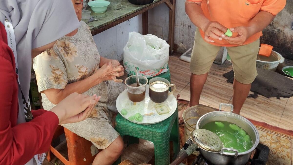 KKN T 14 Umsida Dampingi UMKM Klepon Desa Bulang Belajar