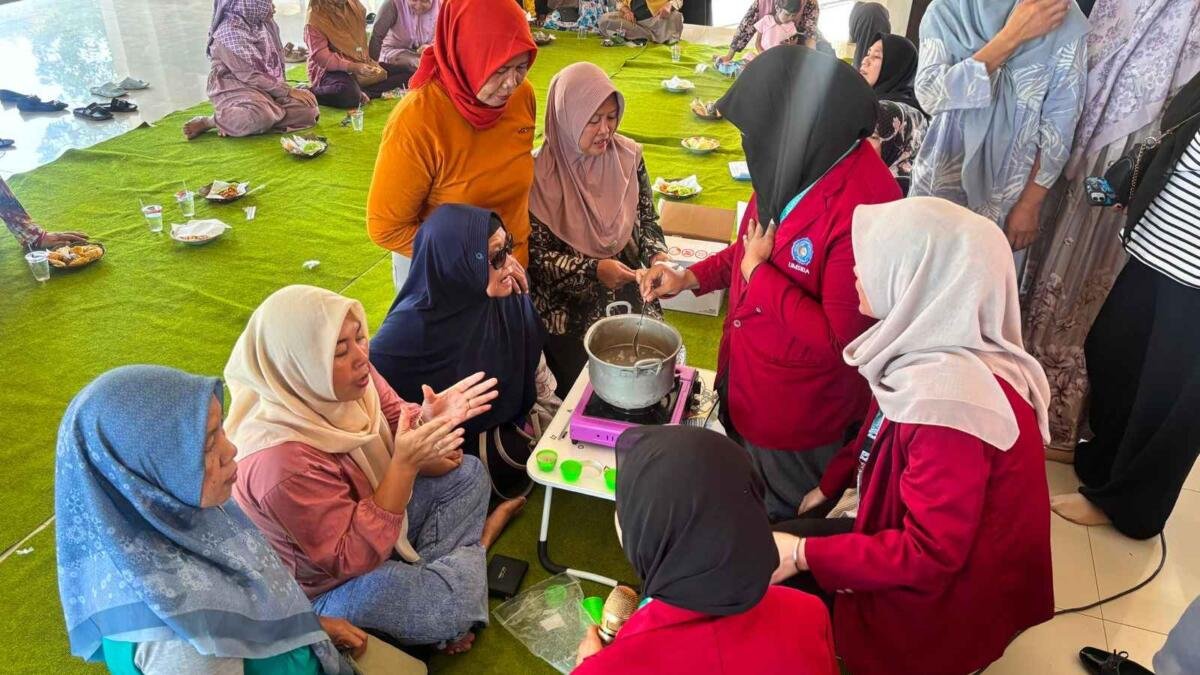 KKN T 21 Umsida Buat Lilin Aromaterapi dari Bunga Kenanga