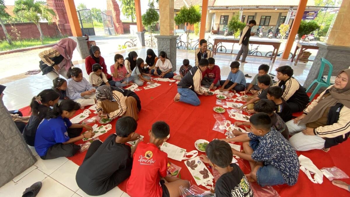 KKN T Umsida Kenalkan Ecoprint kepada Siswa SDN Gampingrowo 02