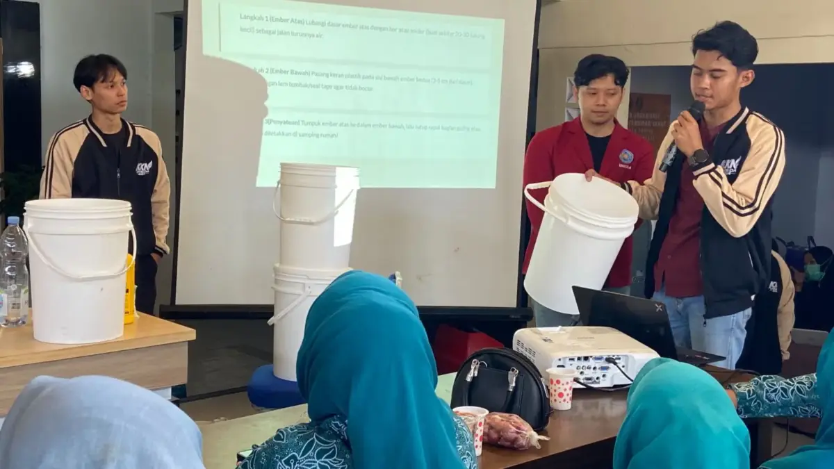 KKN-T Umsida Ubah Sampah Organik di Desa Candipari Jadi Pupuk Cair