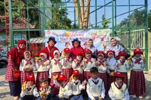 Ikwam SD Almadany Bagikan 480 Paket Pisang dan Roti pada Peringatan Hari Anak Nasional