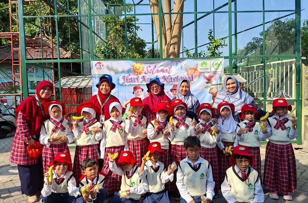 Ikwam SD Almadany Bagikan 480 Paket Pisang dan Roti pada Peringatan Hari Anak Nasional