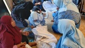 Menggoreskan Canting, Menumbuhkan Cinta Budaya: MTs Muhammadiyah 4 Bulubrangsi Kunjungi Industri Batik Tulis Sido Makmur Sendangagung Paciran