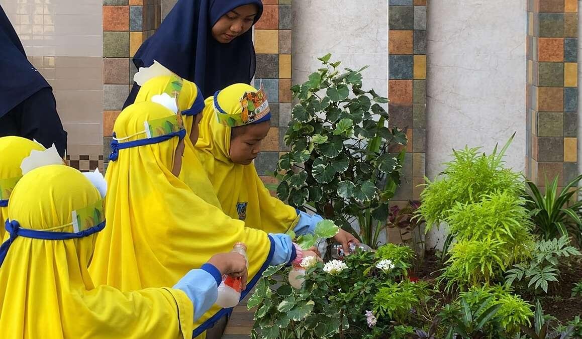 Air Bekas Cucian Beras Jadi Media Belajar Peduli Lingkungan di MPLS hari ke-2 SD Muhammadiyah 18 Surabaya
