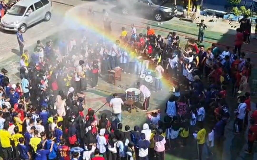 Bak Peserta Retreat, Siswa Spemutu Gresik Diguyur Air Pada Penutupan Fortasi