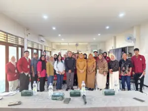 Dorong Pengelolaan Sampah Plastik, Mahasiswa KKN Umsura Kenalkan Compact Bin