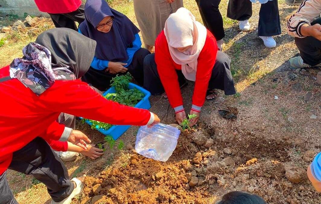 Kolaborasi KKN P 60 dan PKK Umsida Gelar Program Akar untuk Hijaukan Desa Jati