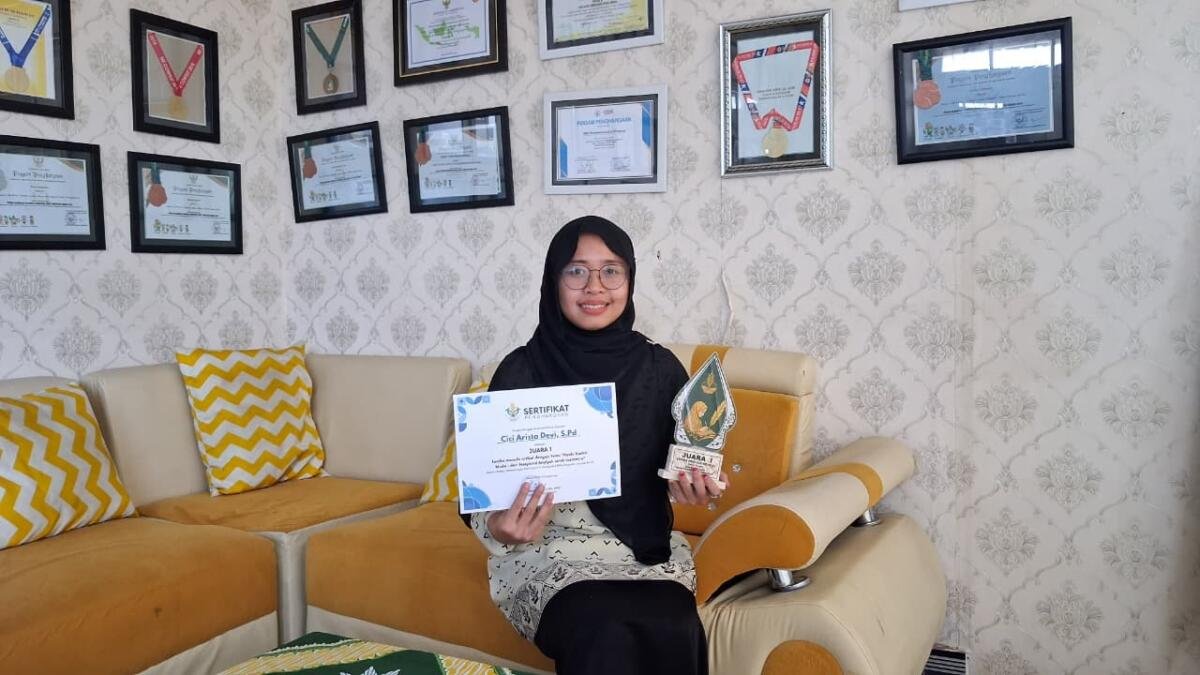 Literasi Jadi Bukti Dedikasi, Guru SMK Models Raih Juara 1 Lomba Menulis Artikel PDNA Banyuwangi