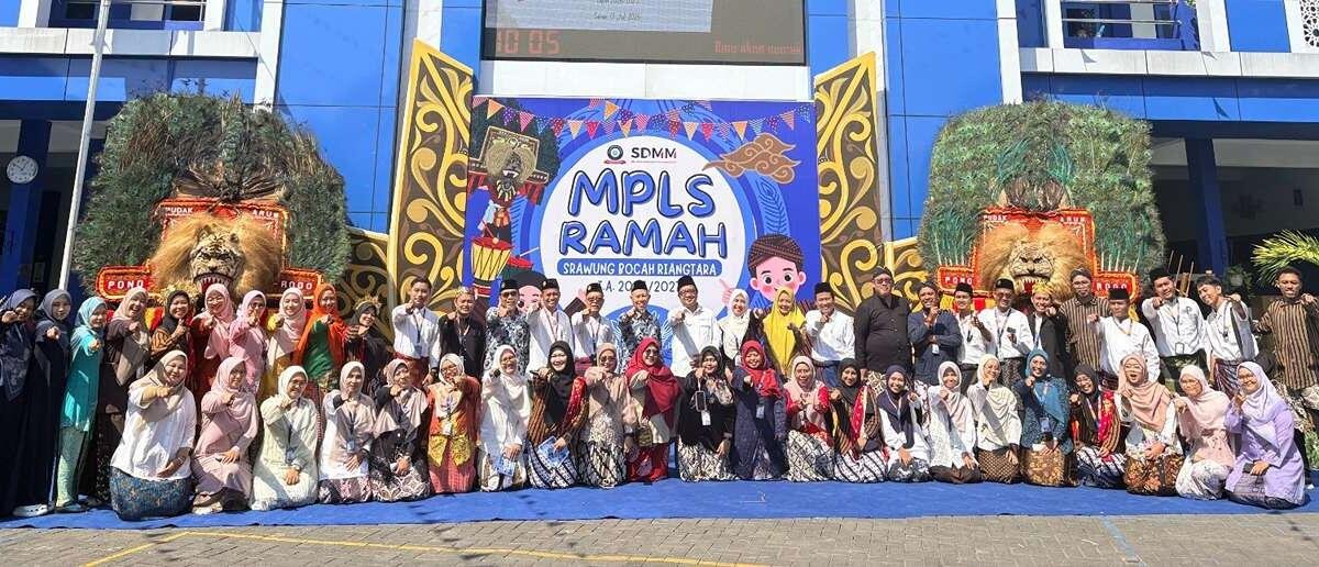 Usung Tema MPLS Ramah, SD Muhammadiyah Manyar Gelar First Day School Srawung Bocah Riangtara