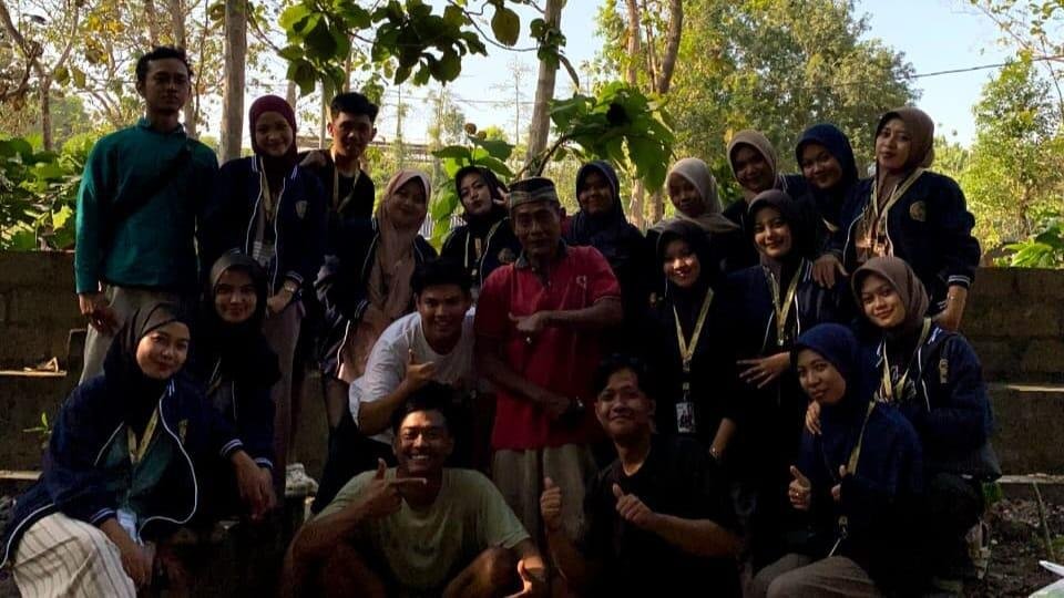 Mahasiswa KKN Umla Percantik Kawasan Wisata Pemandian Air Panas Brumbun Melalui Program Penanaman Bunga