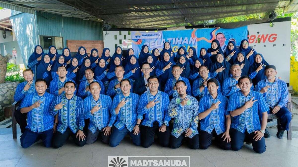 Bedah Total Penampilan dan Pelayanan, Hari Kedua Pelatihan Madtsamuda Hadirkan Konsep ‘Excellent Service’ di Tebing Cafe