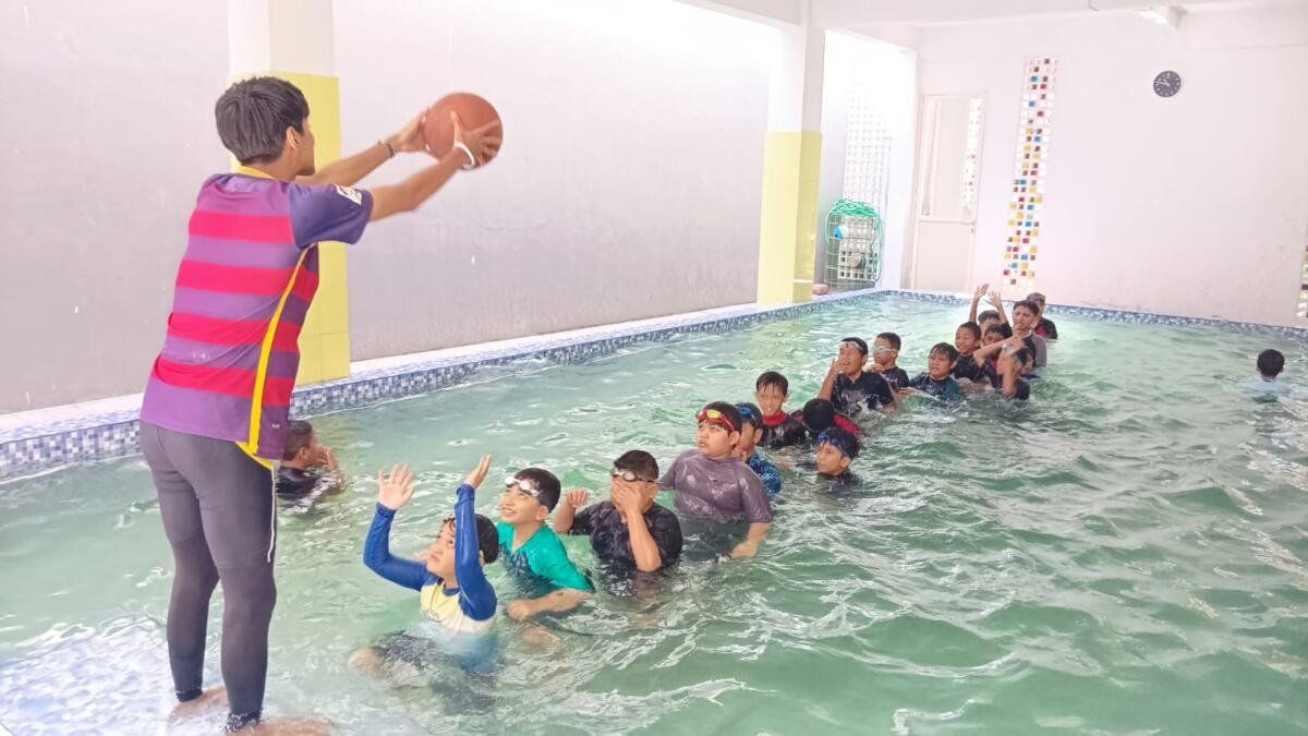 Belajar Sunnah dari Dalam Air, Keceriaan Renang Kokurikuler Warnai Sekolah Kreatif Baratajaya