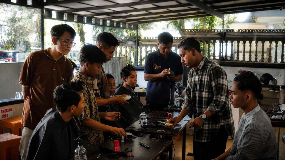 Rayakan Milad ke-24, Lazismu Jember Berdayakan Santri Melalui Skill Cukur Rambut