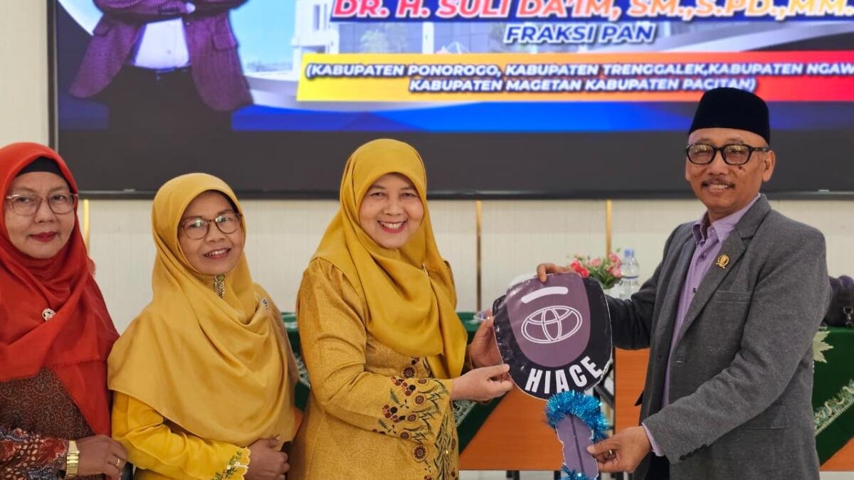 Suli Da’im Serahkan Hiace Premio untuk Operasional IGABA Ponorogo