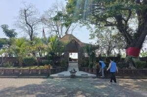 Mahasiswa KKN Umsura Petakan Potensi Alun-Alun Mbah Ronggo sebagai Ruang Publik Desa