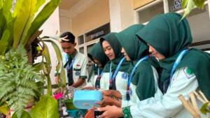 Kader Adiwiyata SMK Muhammadiyah 8 Siliragung: Dari Memungut Sampah Menuju Gerakan Mencegah Sampah