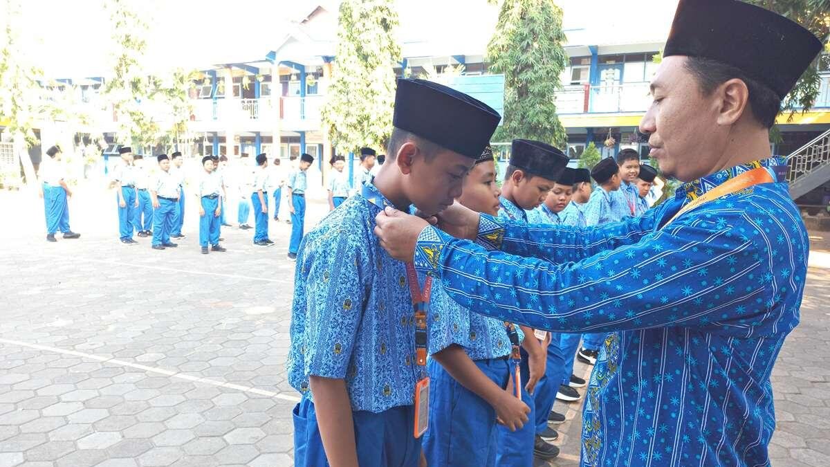 MTs Mudahlan Kukuhkan Siswa Baru Lewat Prosesi Penyematan Atribut Matamuda 2026