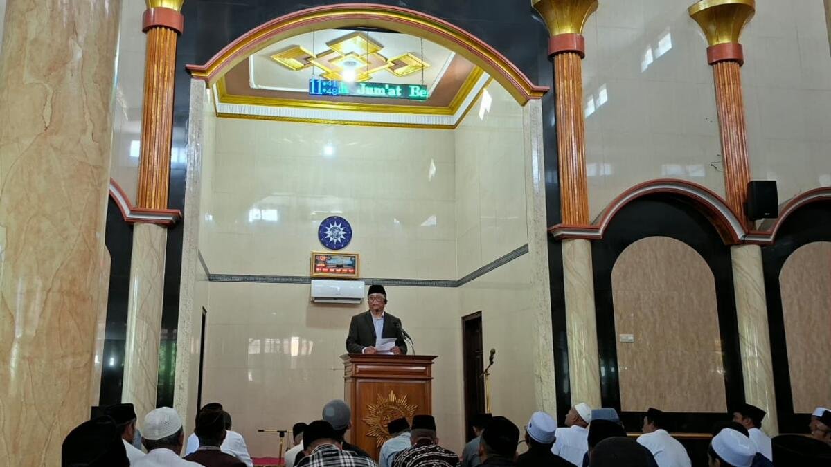 Khutbah Jumat di Masjid Mujahidin Asembagus oleh Wakil Ketua PWM Jatim Prof. Sasmito Djati