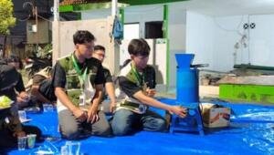 KKN 33 Umsura Sosialisasikan Teknologi Tepat Guna dan Serahkan Mesin Pencacah Sampah di Kalisari