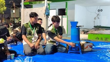 KKN 33 Umsura Sosialisasikan Teknologi Tepat Guna dan Serahkan Mesin Pencacah Sampah di Kalisari