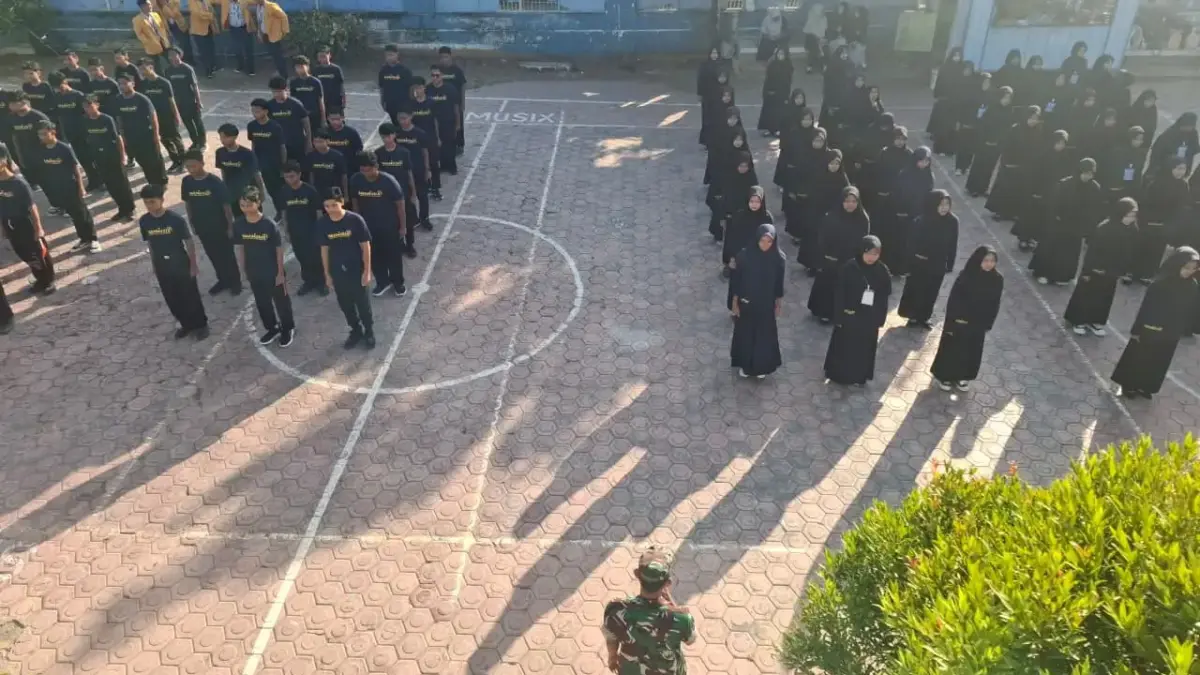 Koramil Latih PBB Siswa Baru Smamusix di Penutupan MPLS