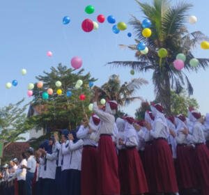 Lepas Balon Cita-Cita, Ratusan Siswa Baru SMP Muhammadiyah 2 Purwokerto Siap BERAKSI
