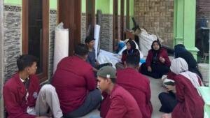 Mahasiswa KKN Umsura Kelompok 22 Dorong Digitalisasi UMKM Mangga dan Kopyah di Desa Banjarkejen