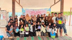 Mahasiswa KKN Umsura Latih Warga Dukuh Sutorejo Kelola Sampah Lewat Ecobrick dan Upcycling