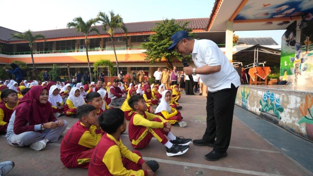 Mendikdasmen Tinjau MPLS Ramah di Jakarta, Tekankan Sekolah Aman dan Nyaman bagi Murid