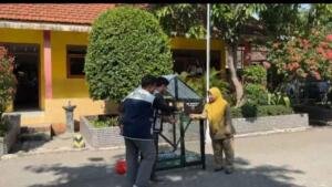 Mengikuti Program Bank Sampah Mahasiswa KKN Umsura di Desa Sidowungu