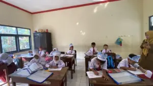 Menjemput Mimpi di Gerbang Jerukwangi: Catatan Humanis MPLS dari KKN UMSURA