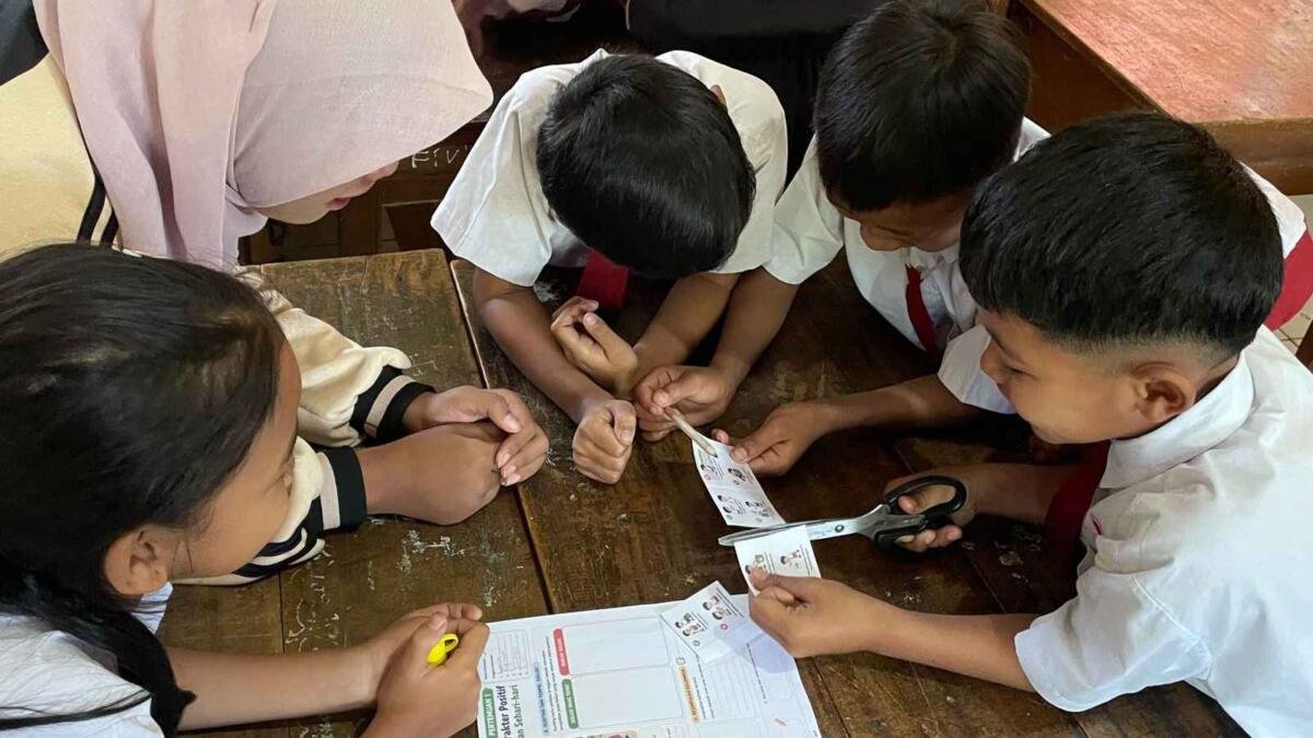 Pakai Value Clarification Technique, KKN-P Umsida Ajari Sopan Santun di SDN Tambak Sari