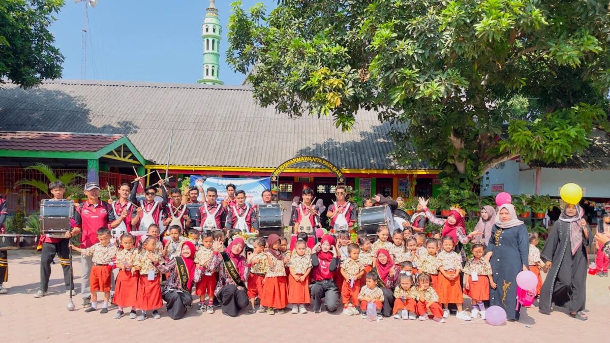 Pawai Meriah Warnai MPLS KB-TK PAUD Dharma Wanita Payaman, Mahardika Drumband Semarakkan Suasana