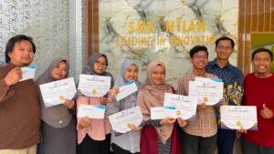 PCM Tulangan Berikan Penghargaan kepada Tujuh Guru dan Karyawan Berprestasi SMK Milan