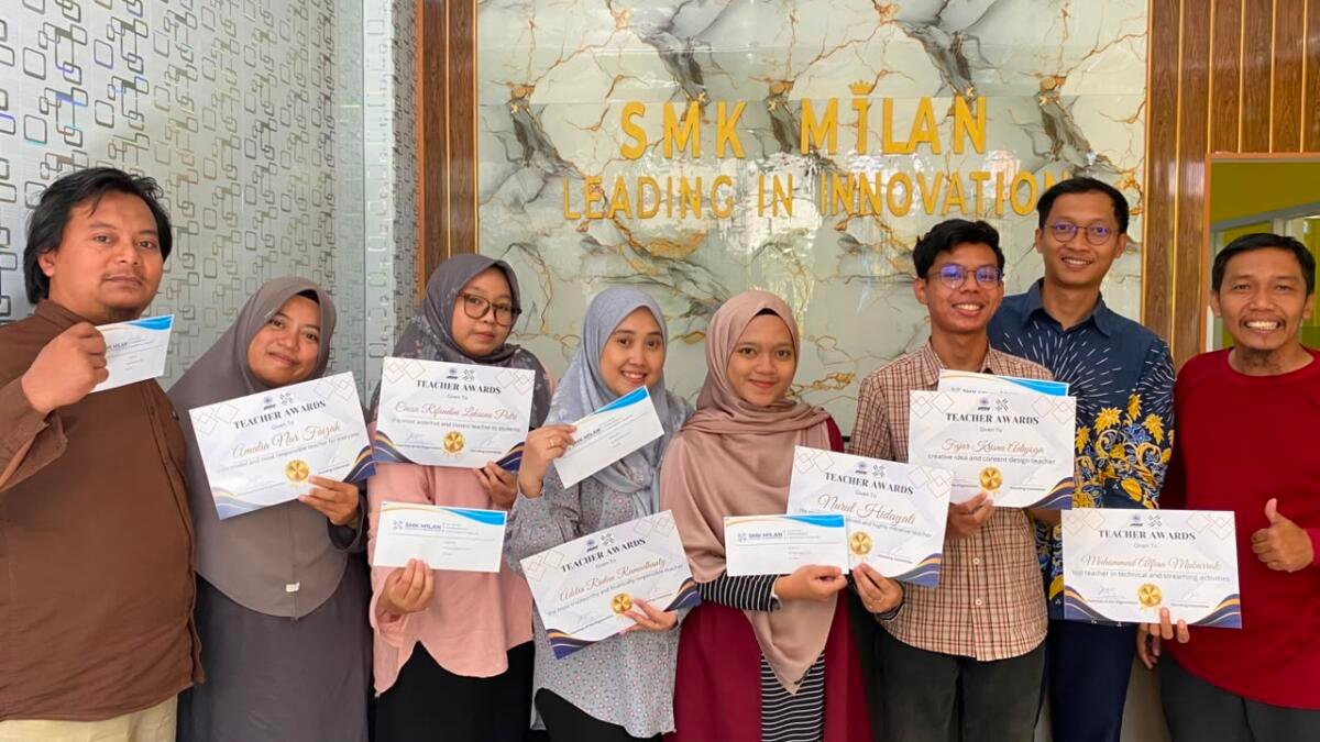 PCM Tulangan Berikan Penghargaan kepada Tujuh Guru dan Karyawan Berprestasi SMK Milan