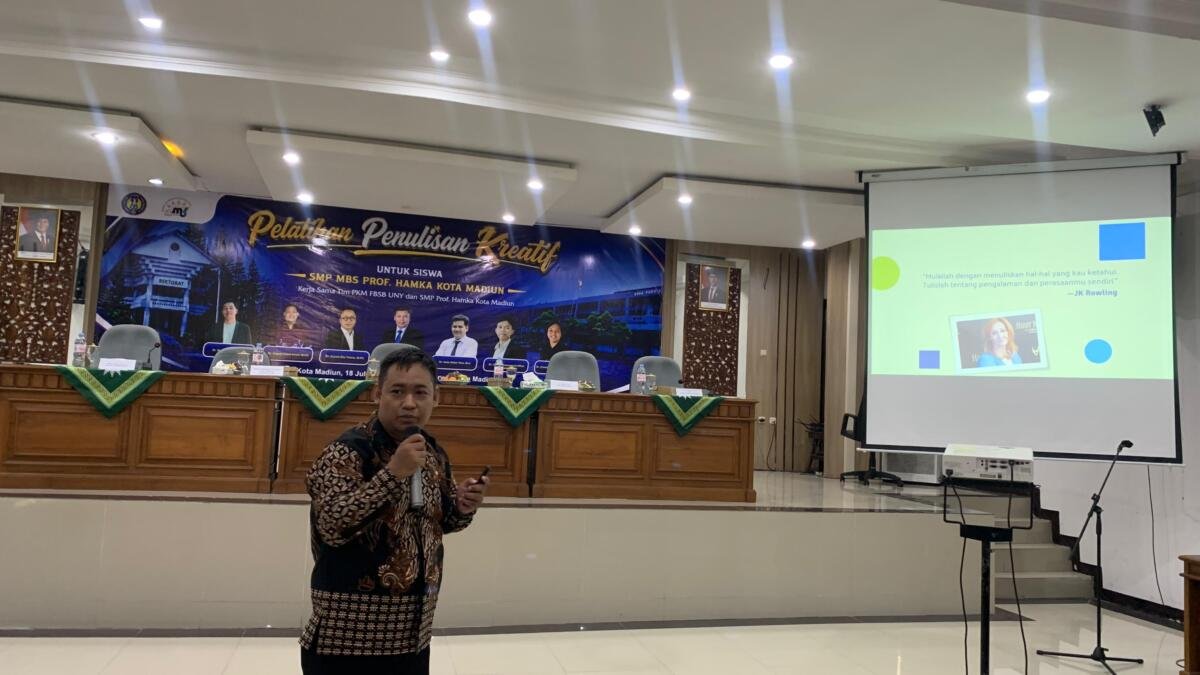 Pelatihan Penulisan Kreatif FBSB UNY dan SMP MBS Prof Hamka Siapkan Bibit Penulis Muda