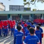 Polsek Kebomas Latih Disiplin 161 Siswa SD Almadany melalui Baris Berbaris
